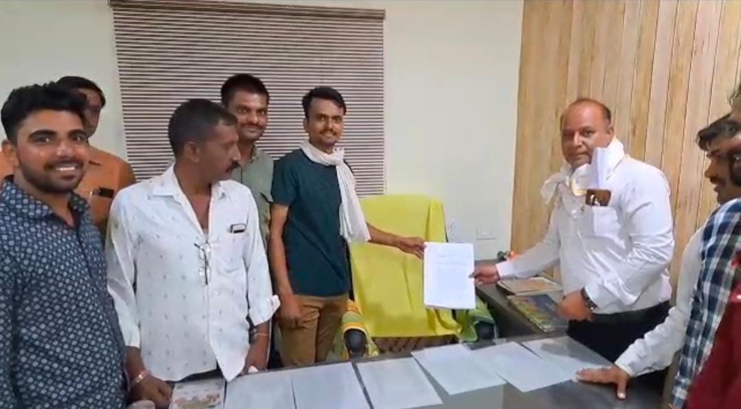 पार्षद की खाली कुर्सी को सौंपा ज्ञापन,  पार्षद का पलटवार,           पूर्व पार्षद प्रतिनिधि कर रहे नोटंकी, यातायात का ज्ञापन नगर निगम देने पहुंचे कांग्रेसी- पार्षद गणेश पटेल