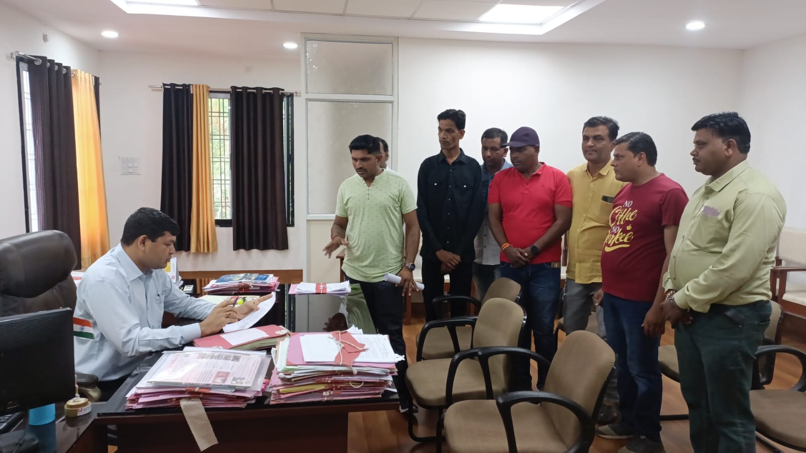 भौंरासा नगर परिषद के पार्षद पहुंचे कलेक्ट्रेट, परिषद के अधिकारी द्वारा बरती जा रही लापरवाही
– सीएमओ व इंजीनियर विकास कार्यो में कर रहे लापरवाही