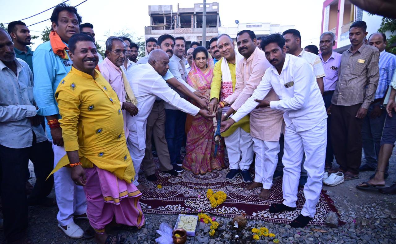 “शहर में करोड़ों की लागत से बनेगी नई 105 सड़कें विधायक राजे ने किया भूमि पूजन” देखें
