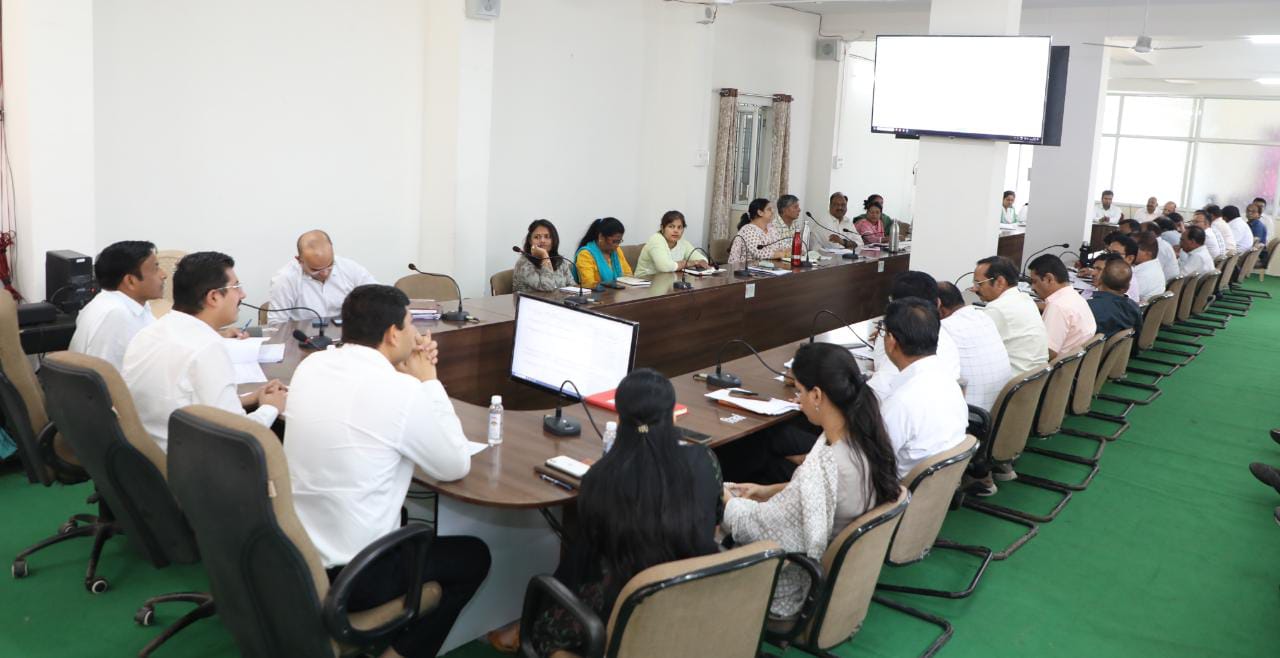 कलेक्टर ने कार्य  में लापरवाही बरतने पर दो अधिकारी तथा एक कर्मचारी का एक माह का वेतन काटने और दो अधिकारियों को शोकाज नोटिस जारी करने के निर्देश