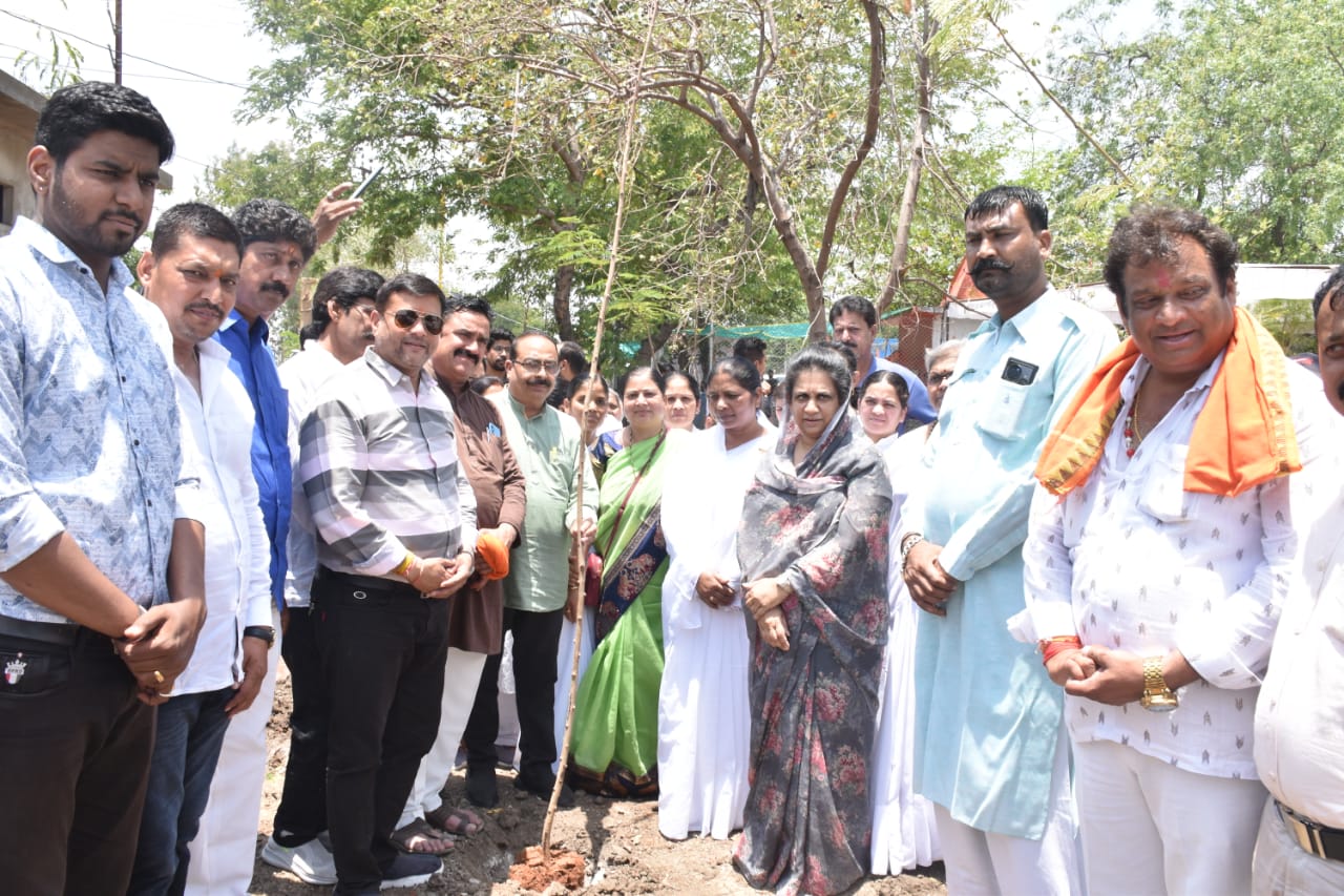 “सिटी फॉरेस्ट में 5000 पौधे का रोपण विधायक राजे के नेतृत्व में और कॉलोनी परिसर में योगाचार्य के हाथों पौधारोपण कर विश्व पर्यावरण दिवस पर की एक अभियान की शुरुआत