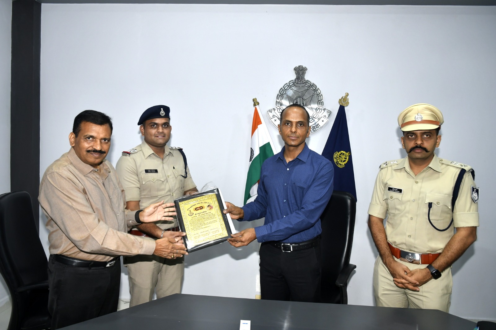 “उज्जैन से भागे कुख्यात अपराधी को पकड़ने वाले देवास एस आई और पुलिसकर्मी का आईजी ने किया सम्मान” देखें