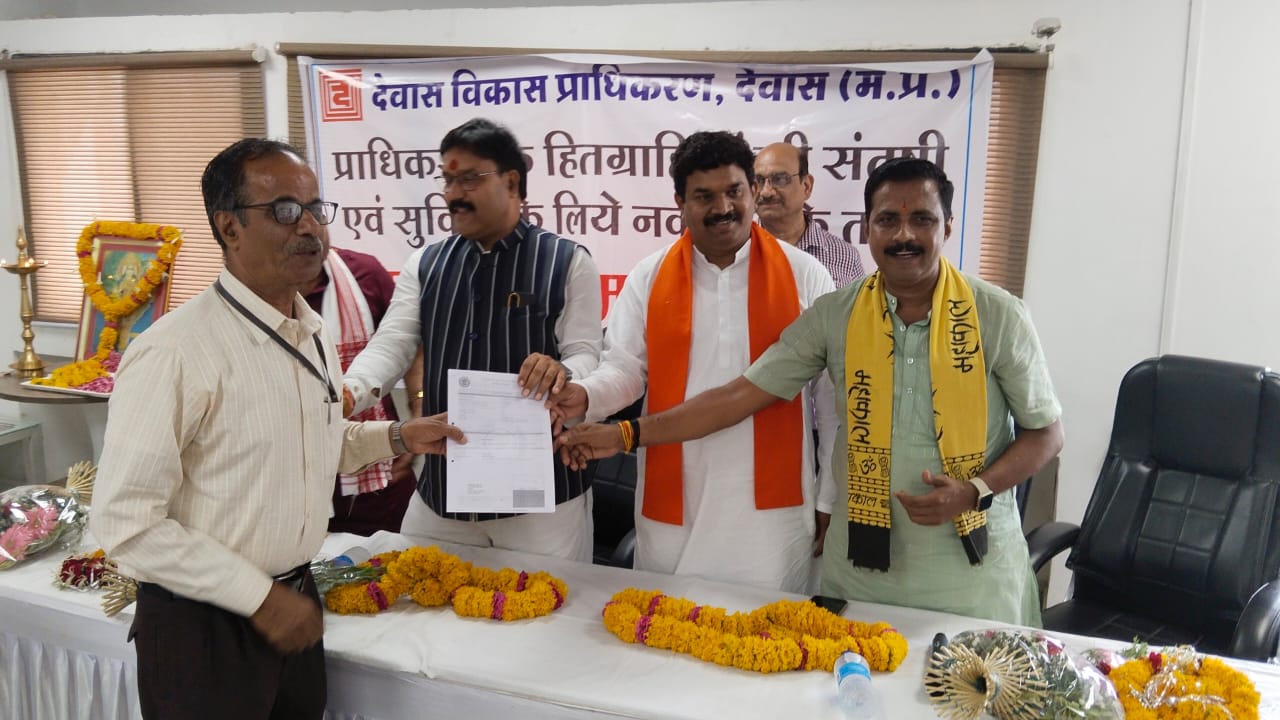 अब देवास प्राधिकरण में भी होगी कॉलोनी वासियों की समस्या की सुनवाई हर शुक्रवार को सांसद ने किया शुभारंभ” देखें