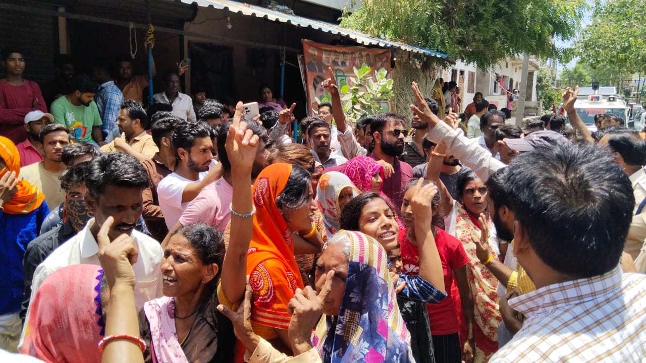 “वर्ग विशेष के युवक से परेशान होकर शादीशुदा युवती की एसिड पीने से मौत हिंदू संगठन ने जताया विरोध शिप्रा बाजार बंद, चक्काजाम” देखें