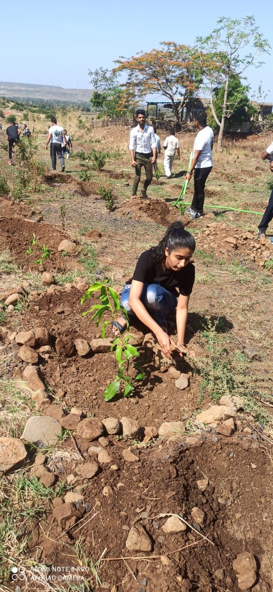 “पर्यावरण पखवाड़े मे शंकरगढ़ पर्वत पर सैनिक वाटिका में सैनिक के द्वारा पौधारोपण 500 पौधे लगाए” देखें