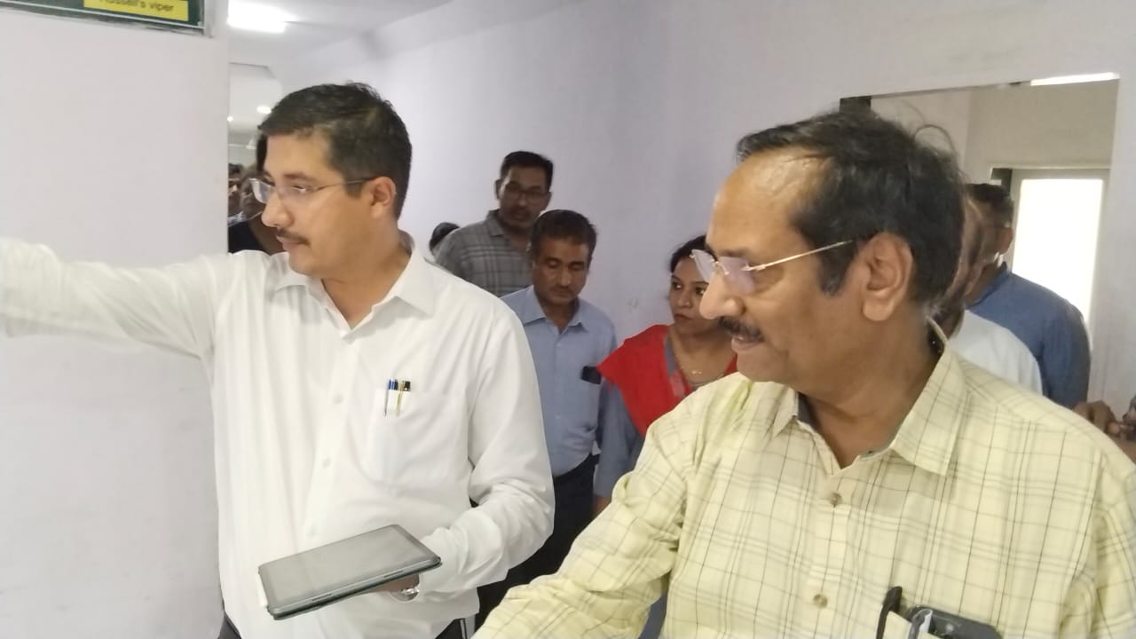 “जिला कलेक्टर ने किया एम जी हॉस्पिटल का आकस्मिक निरीक्षण” देखें