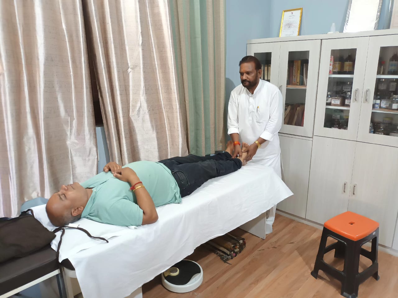 “ना कोई जांच ना ऑपरेशन  हाथों के जादू से करते हैं साइटिका ,स्लिप डिस्क,गठिया, घुटने के दर्द का उपचार” देखें