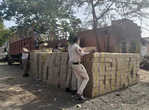 “खातेगांव पुलिस ने चेकिंग के दौरान की आईसर से लाखों रु  की अवैध शराब जप्त” देखें