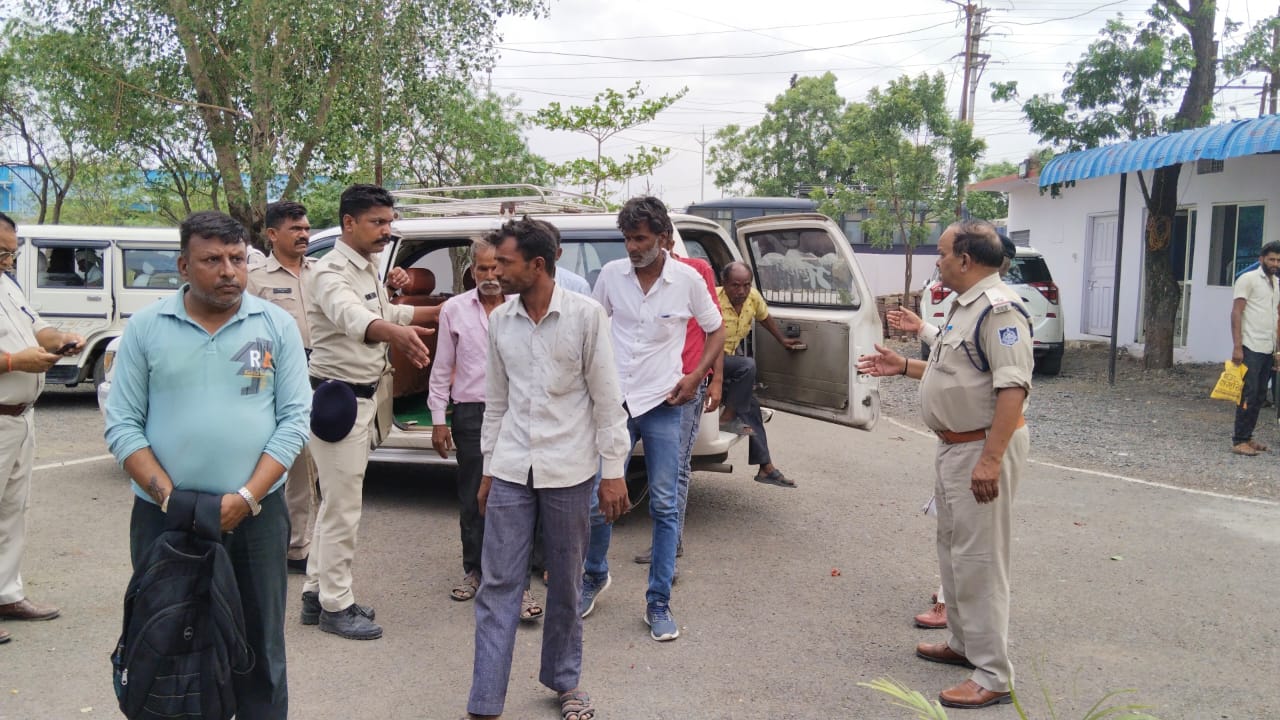 “पुलिस औद्योगिक क्षेत्र ने लंबे समय से चल रहे दो बड़े जुए के अड्डे पर मारा छापा, 22 जुआरी और ₹50 हजार नगद जप्त” देखें