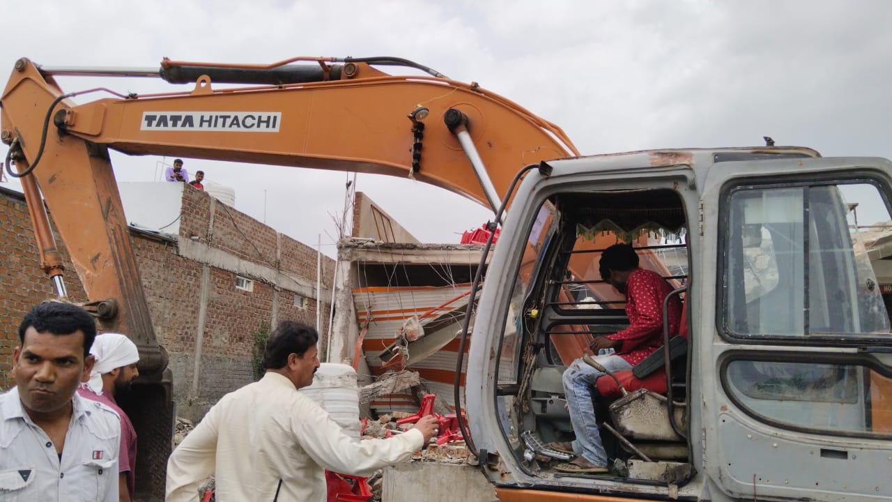 “प्रशासन की बड़ी कार्रवाई रसलपुर बाईपास स्थित  प्रिंस होटल पर चला बुलडोजर, जहां अवैध गतिविधियां हो रही थी संचालित देह व्यापार मैं पकड़ाये थे कई संदिग्ध युवक-युवती” देखें