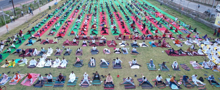 “विश्व योग दिवस पर देवास में एक साथ हजारों की संख्या में किया योग कुछ इस अंदाज में” देखें