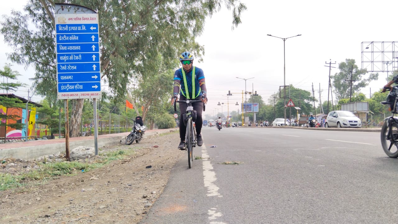 “पर्यावरण के प्रति जागरूकता का संदेश लेकर रोज इंदौर देवास साइकिल चलाने वाले शिक्षक अब पेरिस में चलाएंगे साइकिल” देखें