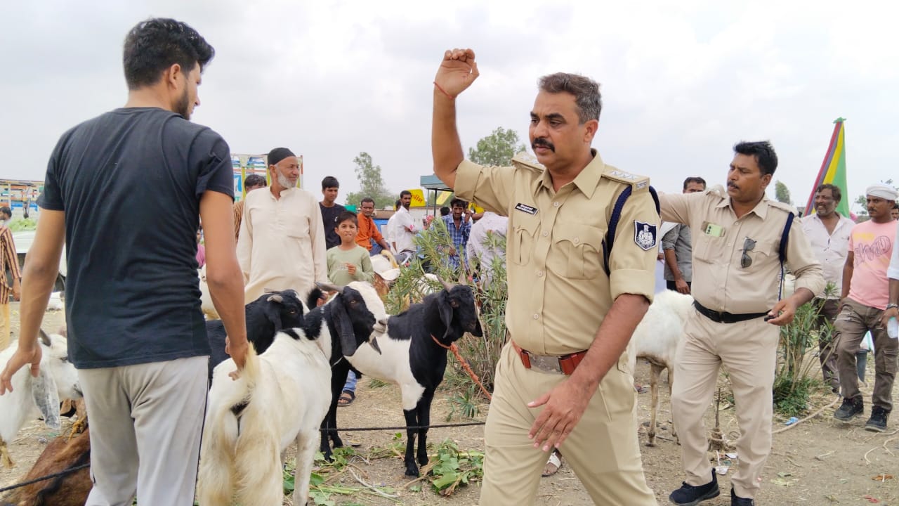 “लाखों के पौधे पशु खा गए,आधा हाट लगा सड़क पर, पार्षद ने किया विरोध,पुलिस ने मौके परपहुंचकर मोर्चा संभाला” देखें