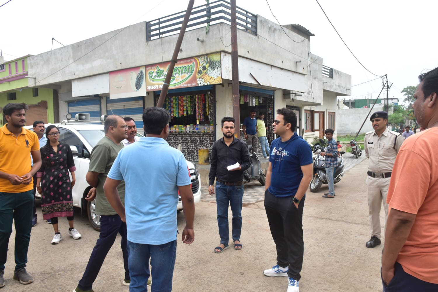 अब कमिश्नर भी उतरे मैदान में किया सफाई कार्य का निरीक्षण, पशु हाट भी निर्धारित जगह लगाने के दिए निर्देश