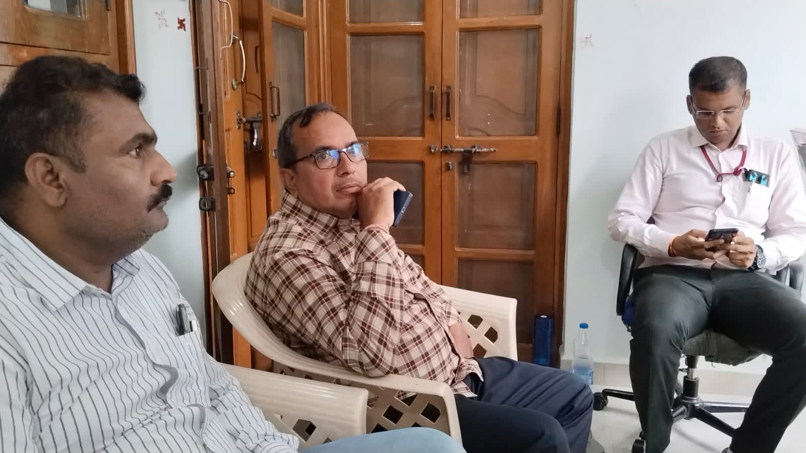 YouTube पर “लालच भारी पड़ा पटवारी को रिश्वत लेते रंगे हाथ धरा दादा  ईओडब्ल्यू  द्वारा” देखें