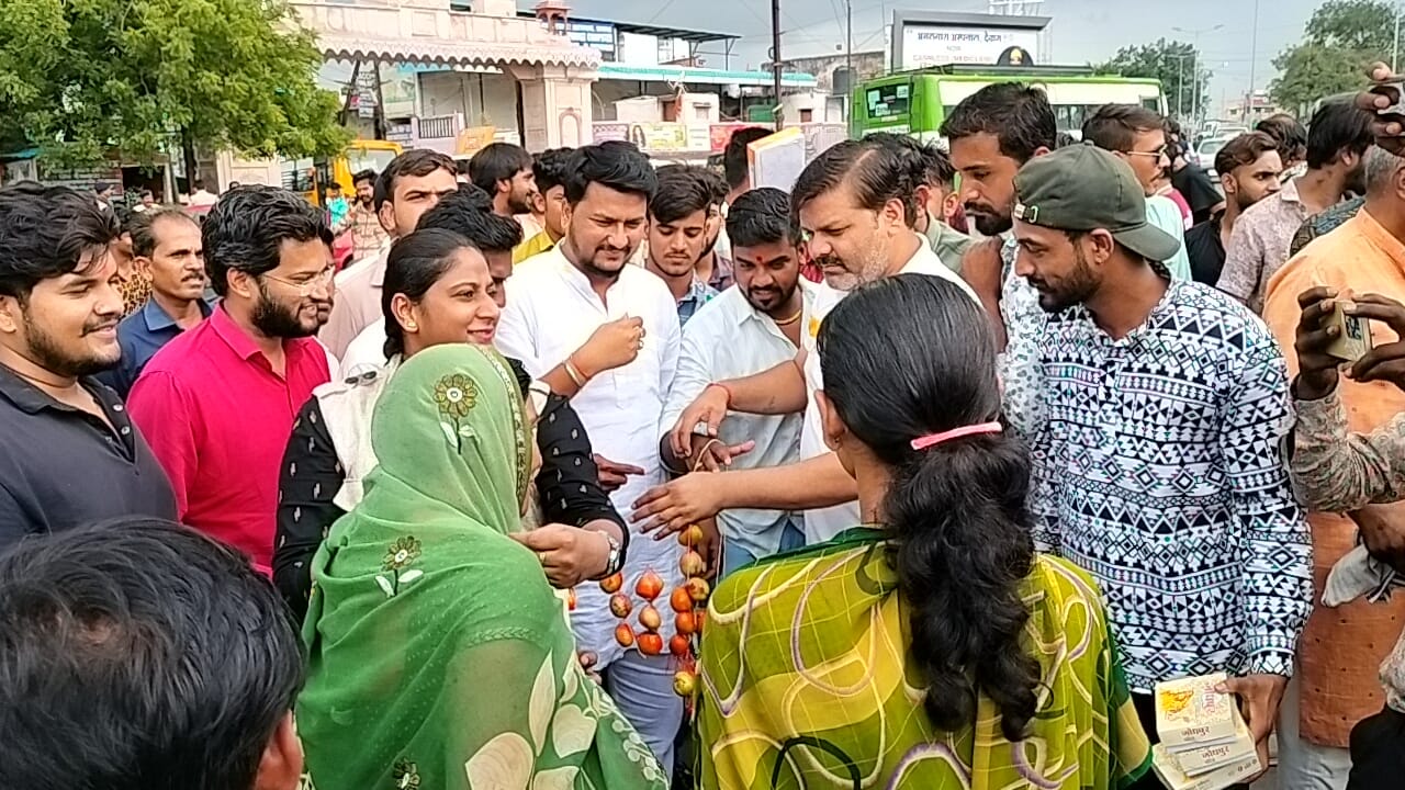 “राहगीरों को टमाटर का हार पहना कर किया छात्र संगठन ने महंगाई के खिलाफ अनूठा प्रदर्शन” देखें