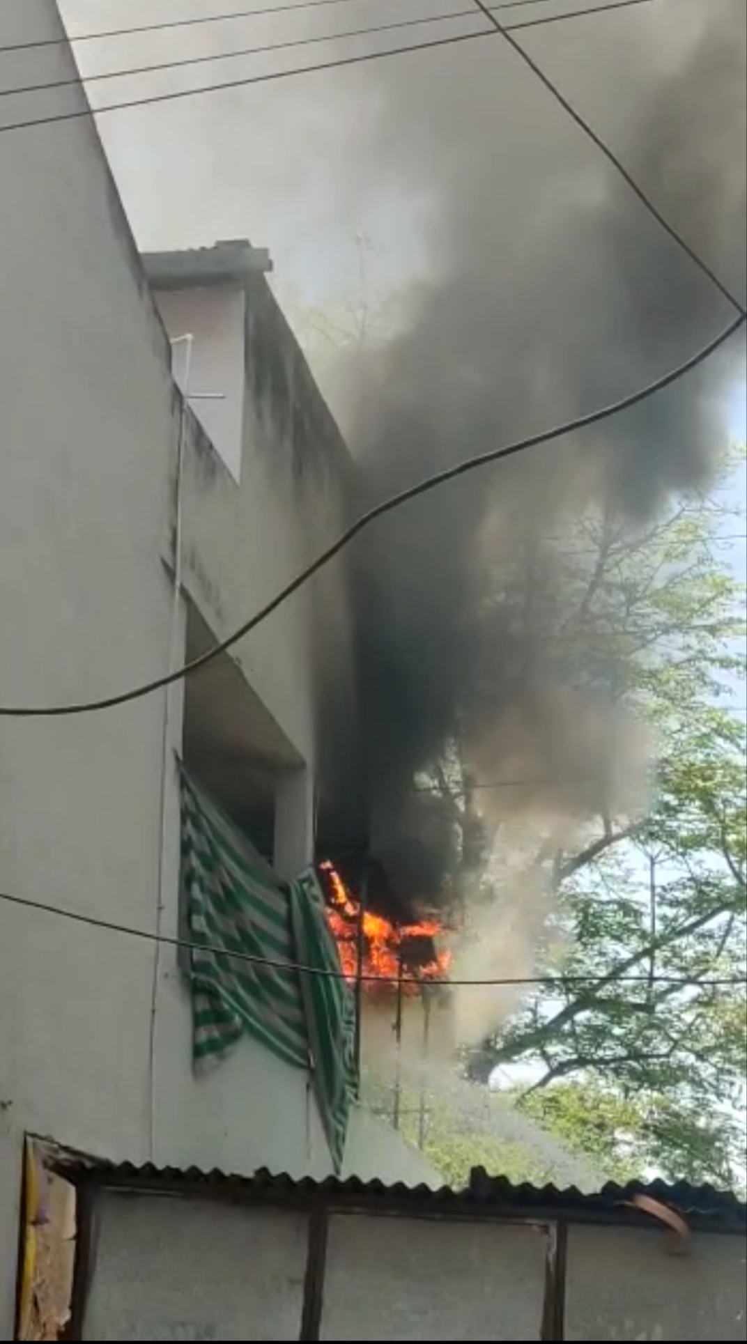 “रवि शंकर शुक्ल नगर  के एक मकान में लगी आग, फायर ब्रिगेड और रहवासियों की मदद से आग पर पाया काबू” देखें