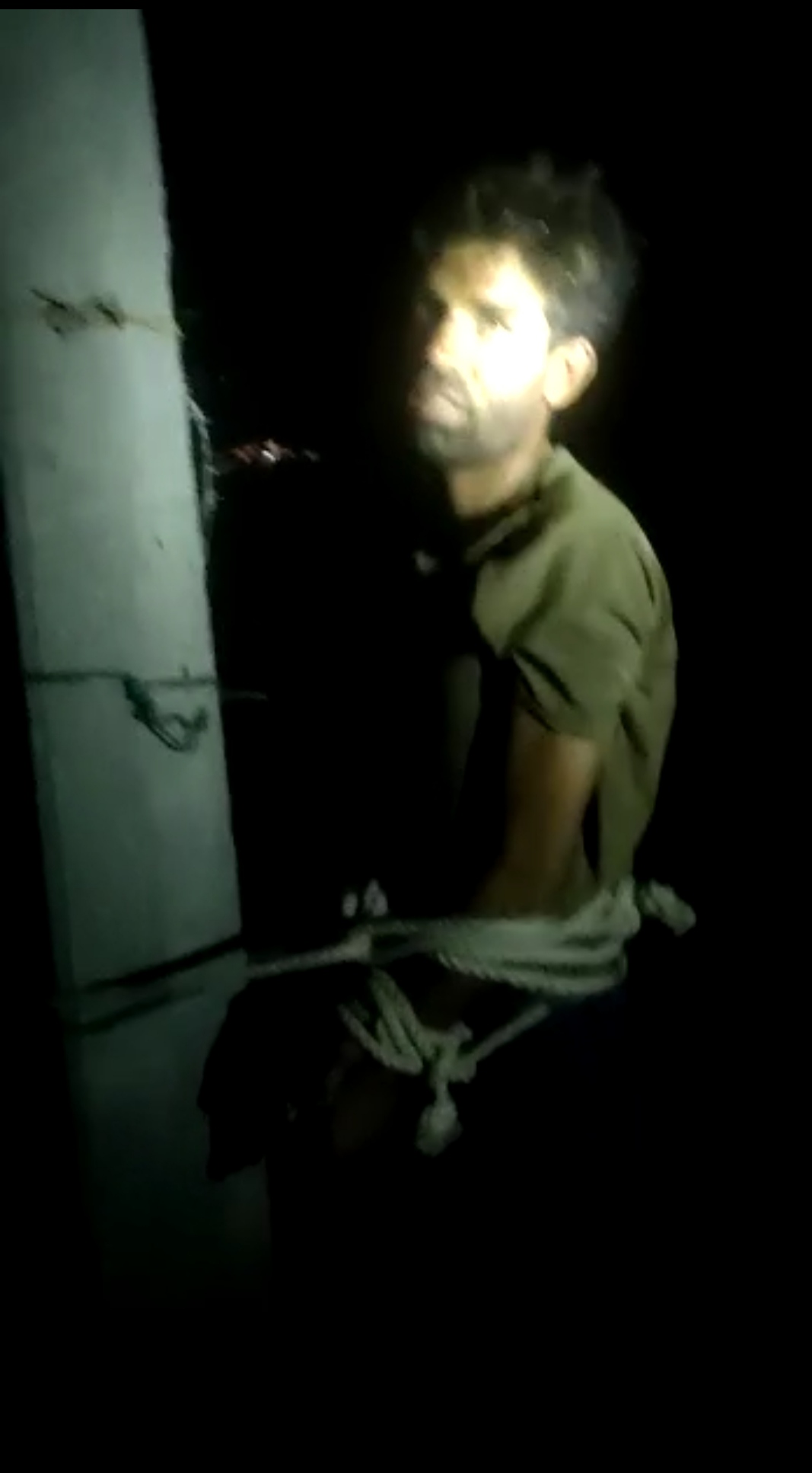 “गांव में एक युवक को  चोरी की शंका में पकड़ने के बाद रात भर खंबे से बांधा वीडियो हो रहा वायरल” देखें