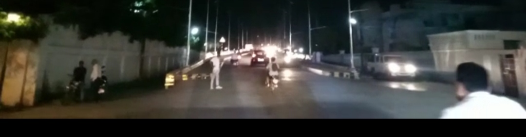 “मेंडकी ओवर ब्रिज पर फिर छाया अंधेरा, जिम्मेदार सो रहे , क्या किसी हादसे का है इंतजार” देखें