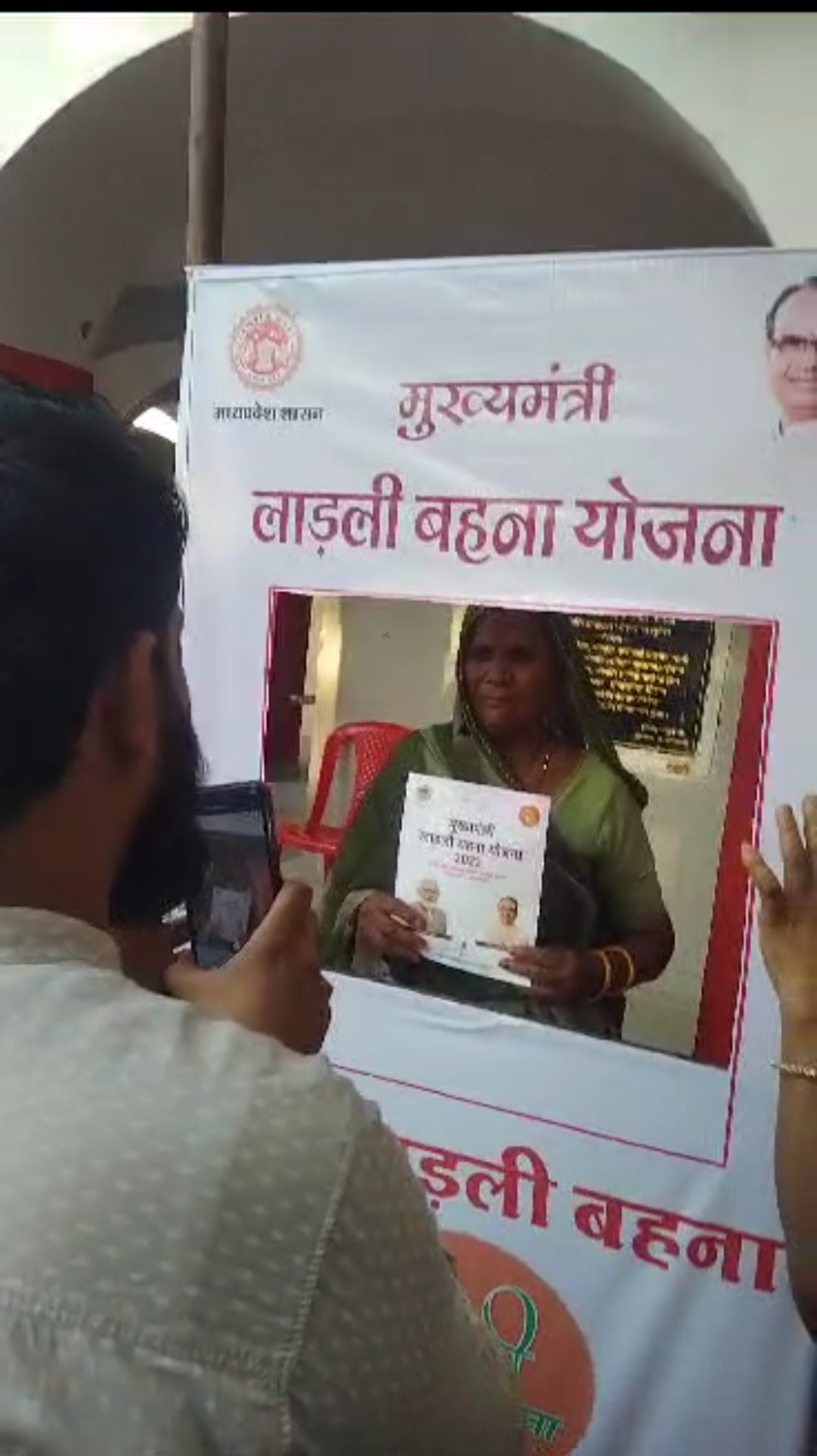 “शिवराज मामा को धन्यवाद 1000 की पिएंगे दारू उन्हेंल नगर परिषद महिला का वीडियो खूब हो रहा वायरल” देखें