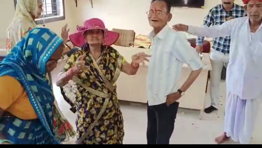 “फादर डे पर वृद्धआश्रम पर उनका यह खास अंदाज देखिए” देखें