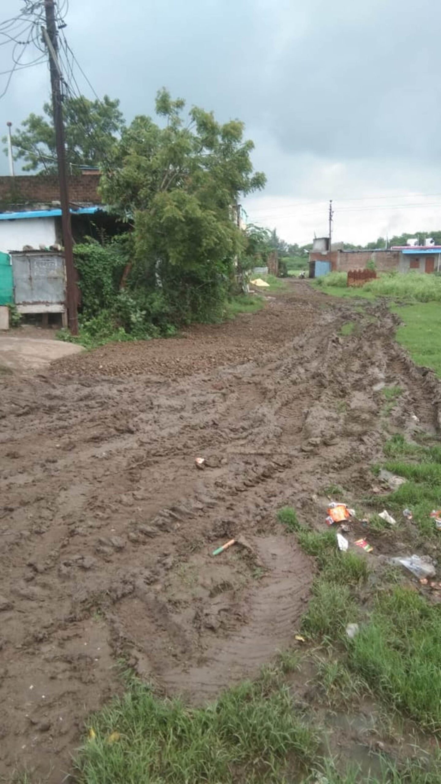 बावडिय़ा में कृषि भूमि पर कब्जा कर गिट्टी, मूरम डालकर बनाई जा रही सडक़, निगम नही कर रहा कार्यवाही