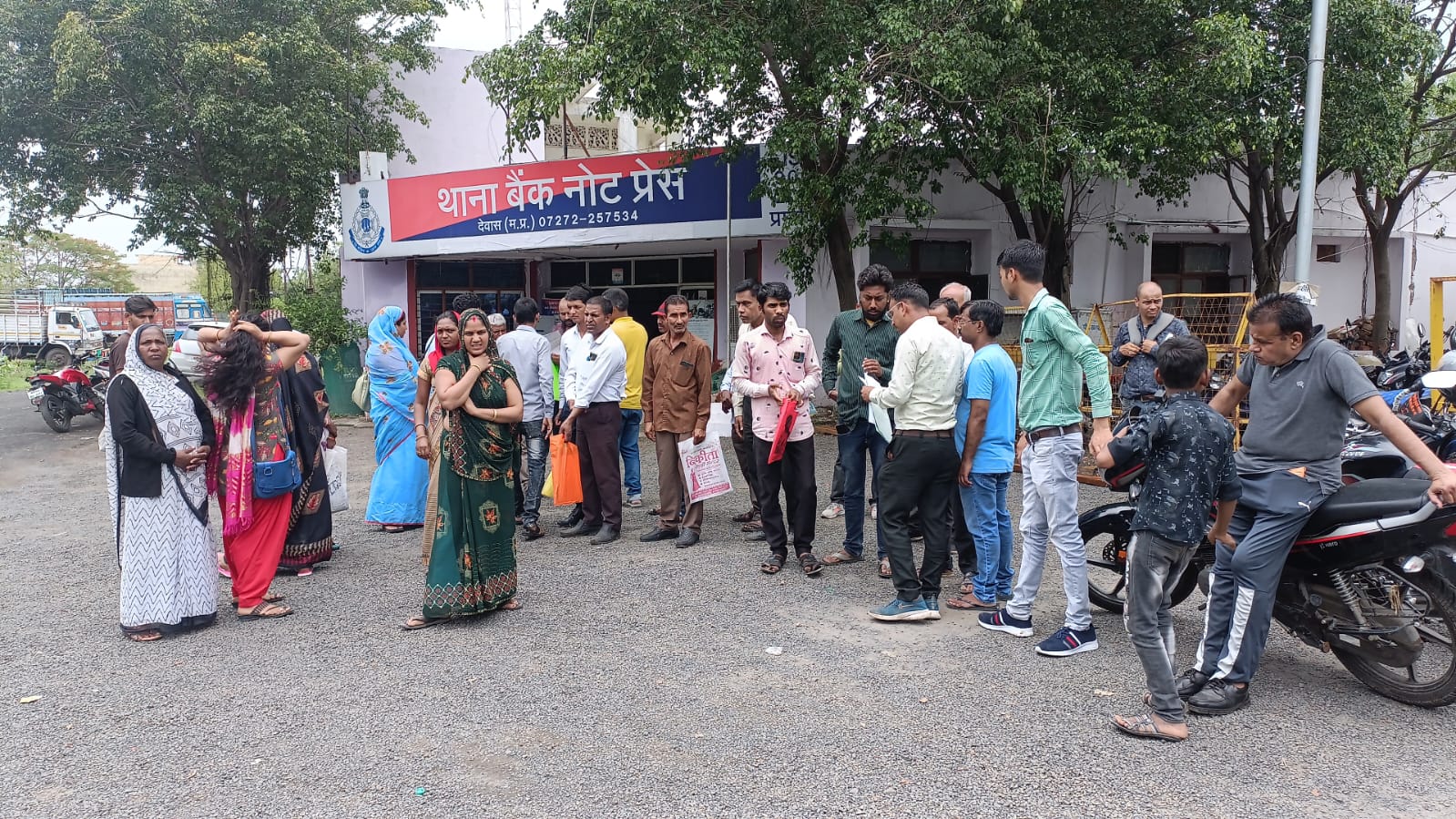 “248 प्लॉट धारकों से कब्जा छीन भूमि मालिक ने जमीन पर चलवा दिया ट्रैक्टर, देवास में 4 करोड़ की ठगी  ,” देखें