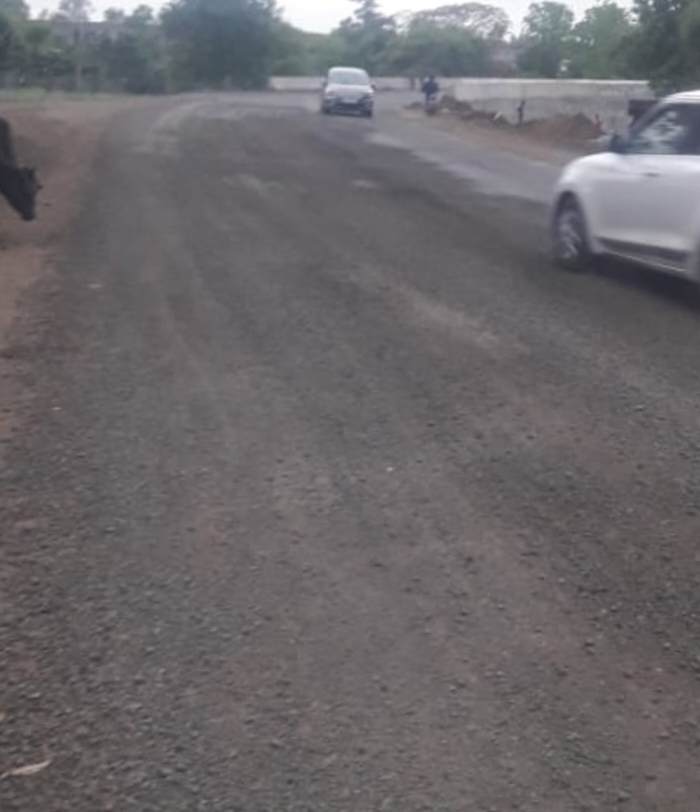 देवास जिले में लोक निर्माण विभाग की सड़कों पर गड्ढा मिलने पर सूचना तुरन्त मोबाइल नंबर पर दे