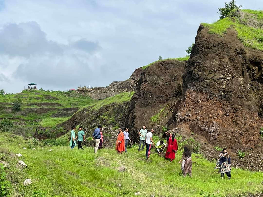 “न्यायालय परिवार ने बना दी पहाड़ी पर न्याय वाटिका, जहां पर जिले के न्यायधीश, सामाजिक संगठन और छात्र छात्राओं ने एक साथ पौधारोपण का कर दिया पर्यावरण बचाने का संदेश” देखें