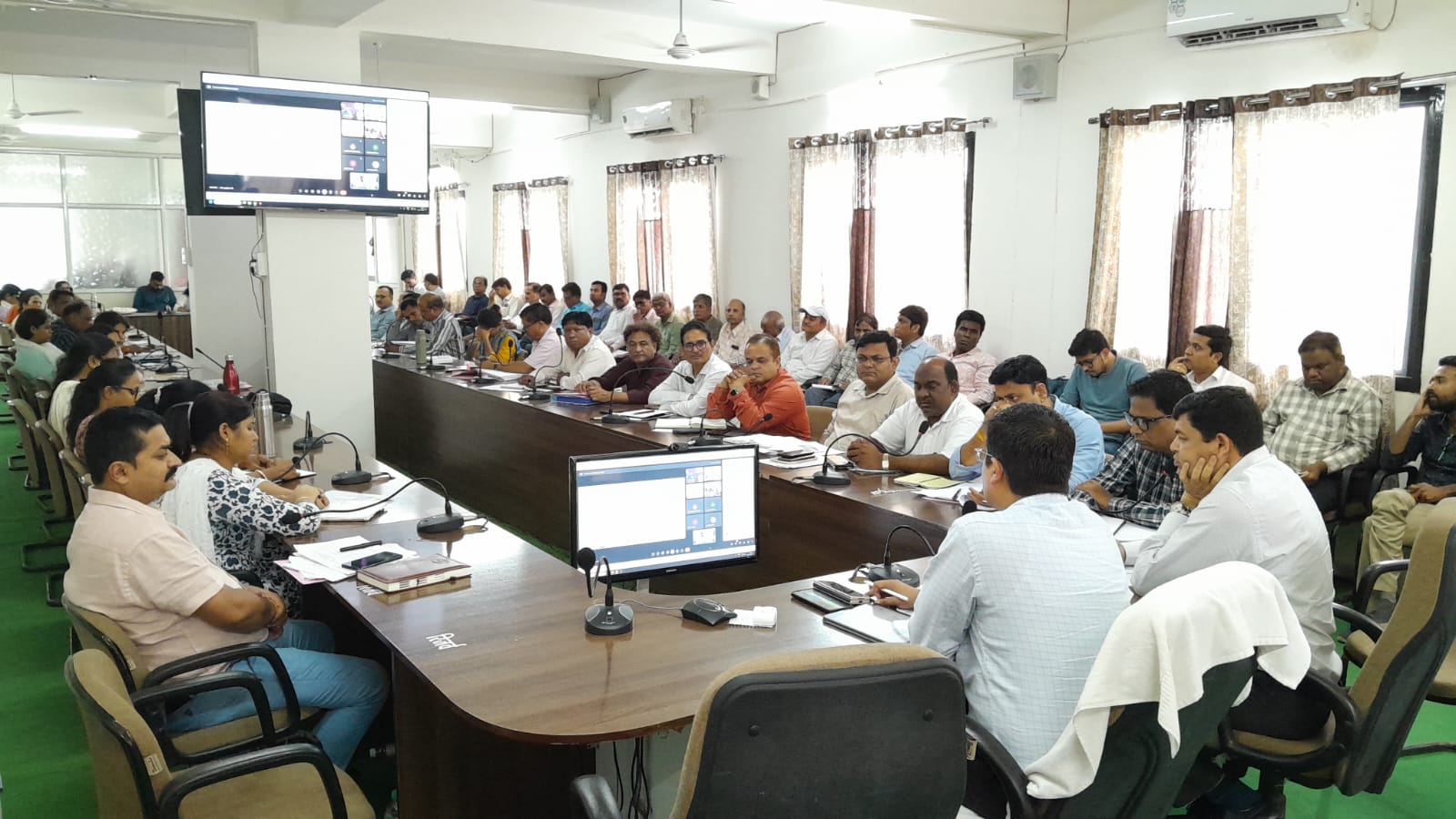 सभी एसडीएम अपने-अपने क्षेत्र में निर्माण कार्यो की समय-समय पर गुणवत्‍ता चेक करने के कलेक्टर ने दिए निर्देश, व्यवस्था में सुधार की ओर एक कदम     कोटपा अधिनियम , और अब एक कंट्रोल संचालक के पास एक ही दुकान हो यह खाद्य विभाग विशेष ध्यान रखें