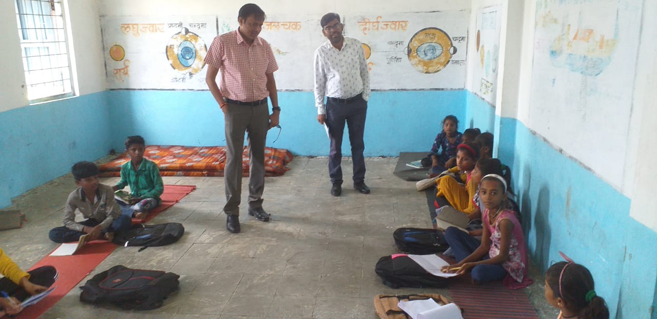 सीईओ जिला पंचायत  श्री  चौहान  ने  विकासखण्ड बागली की शासकीय स्कूलों का किया अकास्मिक निरीक्षण