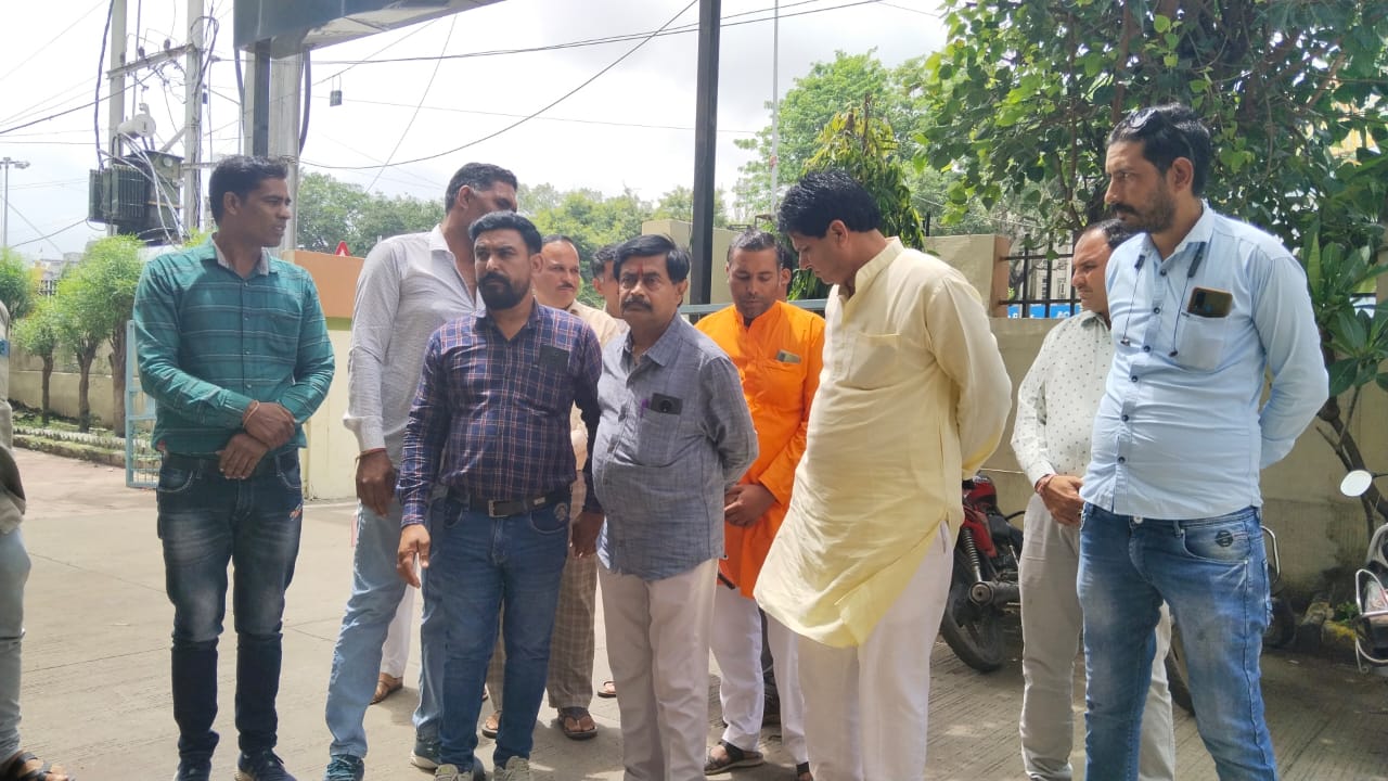 “हाटपिपलिया विधायक चौधरी के खिलाफ ठगी और महिला को लेकर लगाए पूर्व विधायक ओर ग्रामीणों ने आरोप पहुंचे एसपी कार्यालय ” देखें