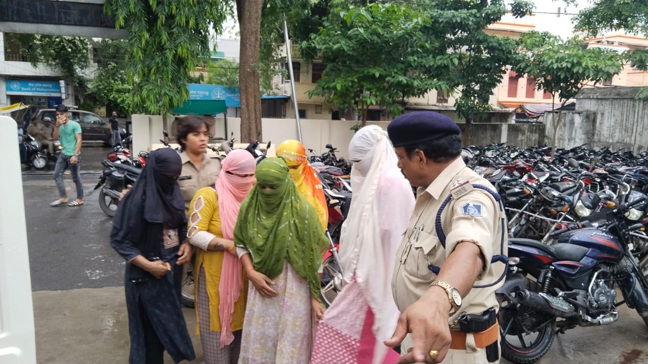 “शहर के मध्य होटल गरम मसाला मैं पुलिस कोतवाली की दबिश बड़े पैमाने पर चल रहे देह व्यापार का हुआ खुलासा” देखें