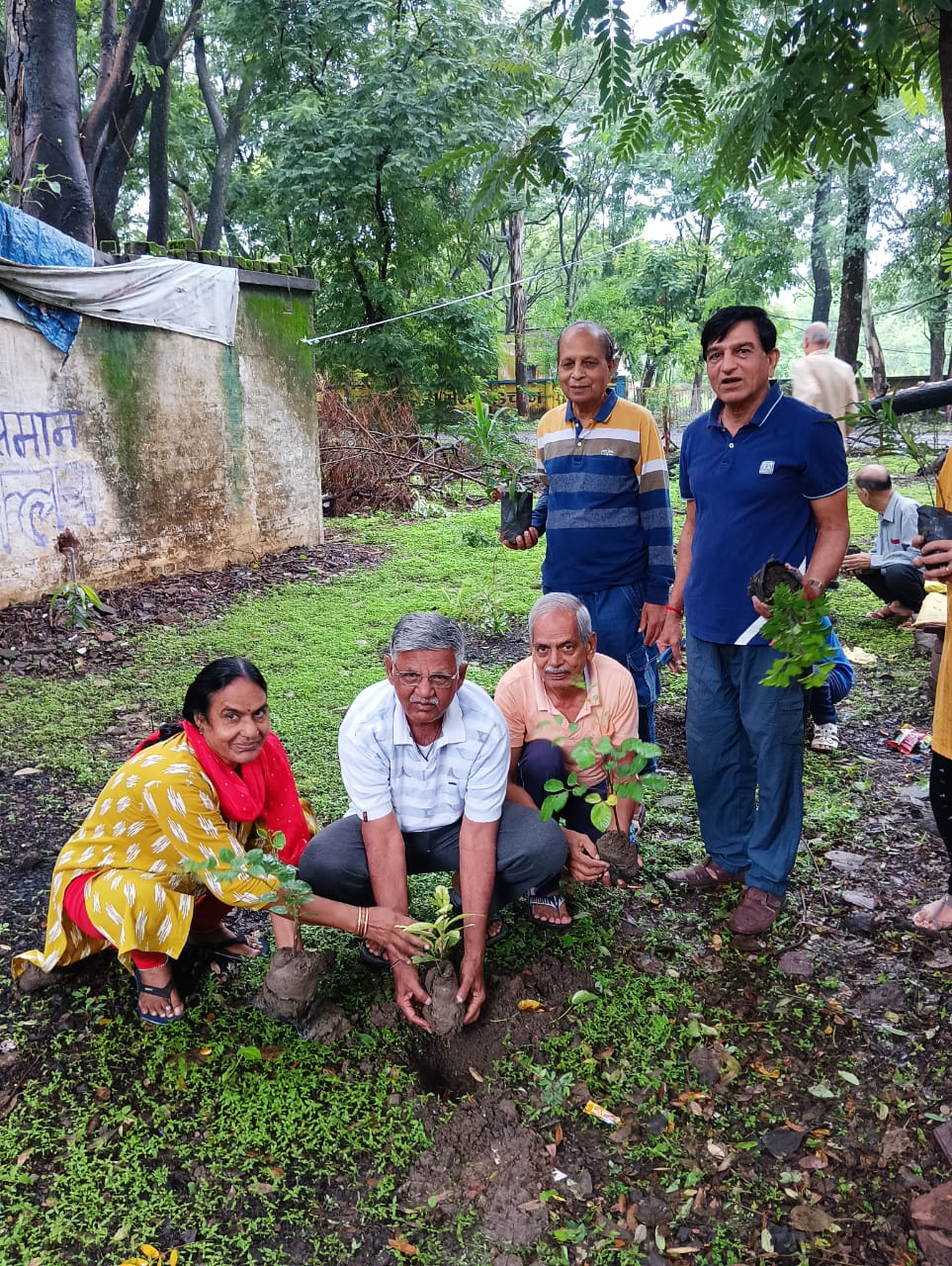 “हरियाली अमावस्या पर स्वास्तिक नगर वासियों ने किया पौधारोपण” देखें