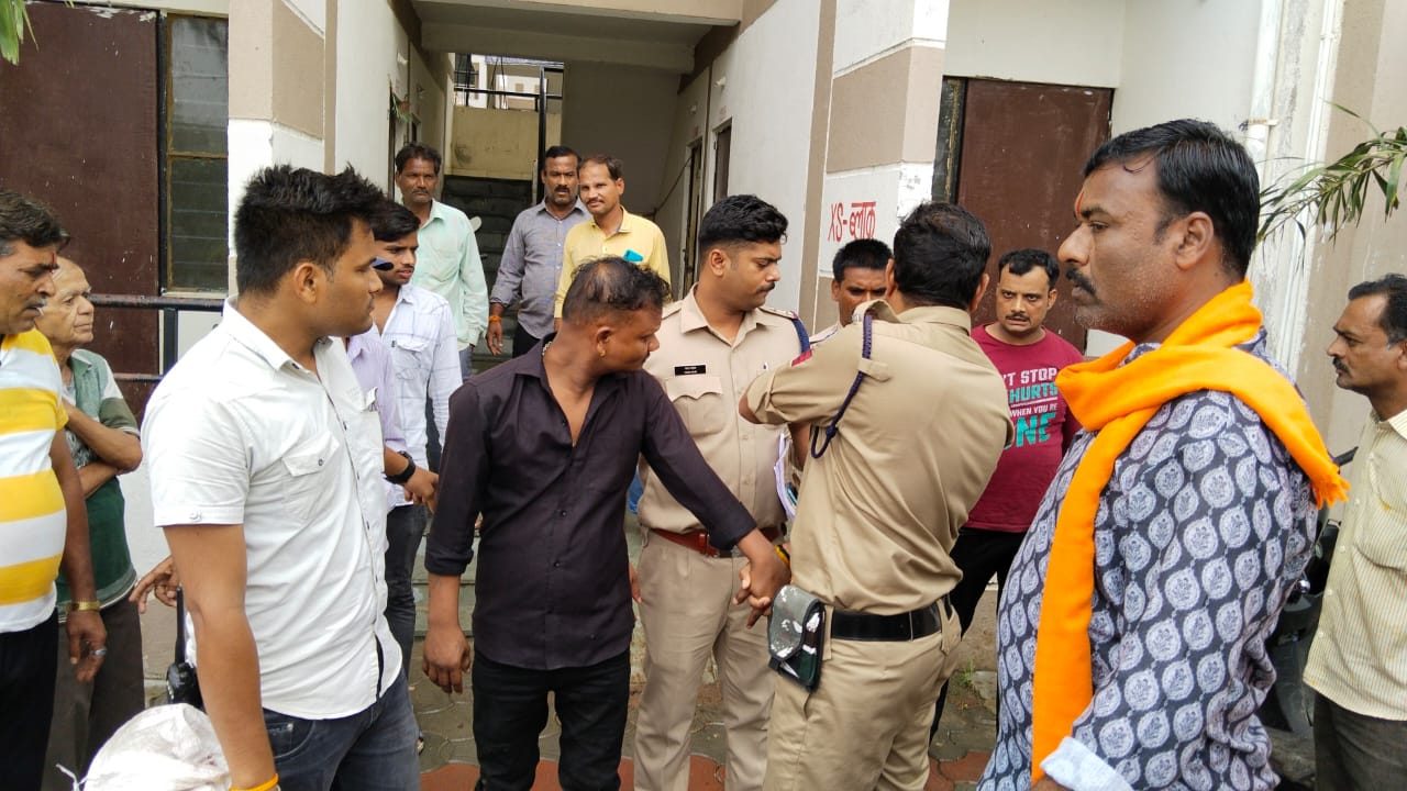 “प्रधानमंत्री आवास योजना मल्टी मैं अचानक पहुंचे  पार्षद दल जहां सटोरिया गिरफ्तार और मिली कई गड़बड़ी, आखिर निगम प्रशासन और पुलिस क्या कर रही है पार्षदों ने खोली पोल” देखें