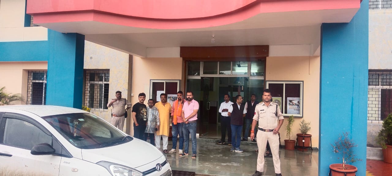 “स्कूल में शिक्षक ने किया तिलक लगाने से मना  हिंदू संगठन  मैं आक्रोश ,विरोध प्रदर्शन प्रिंसिपल ने मांगी माफी” देखें