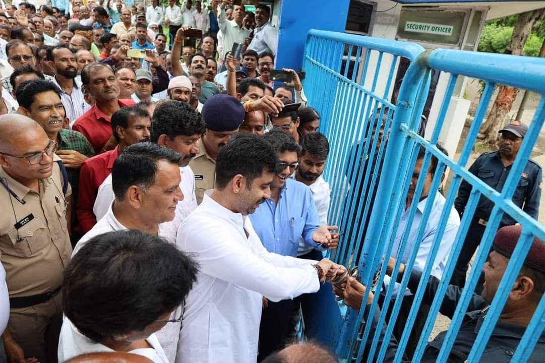 “श्रमिकों के उदास  चेहरे पर छाई खुशियां,महाराज विक्रम सिंह ने अपने हाथों से खोले गजरा गियर कंपनी के बंद गेट के ताले,   देखें