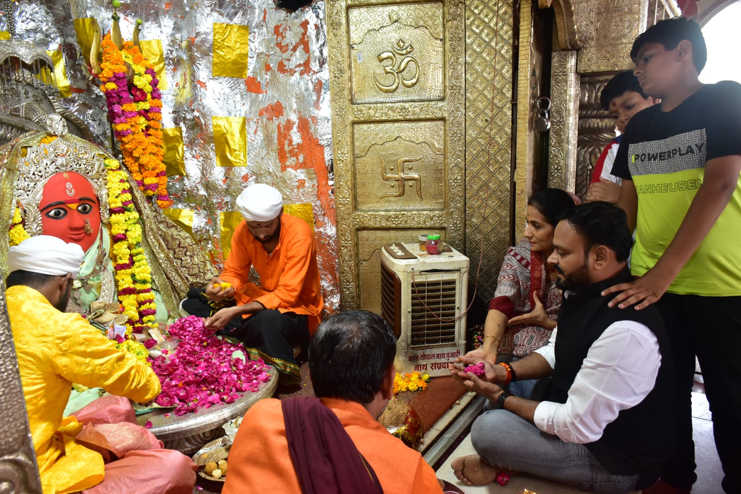 चामुंडा टेकरी पर माता रानी के दर्शन कर  आयुक्त  रजनीश कसेरा ने किया पदभार ग्रहण