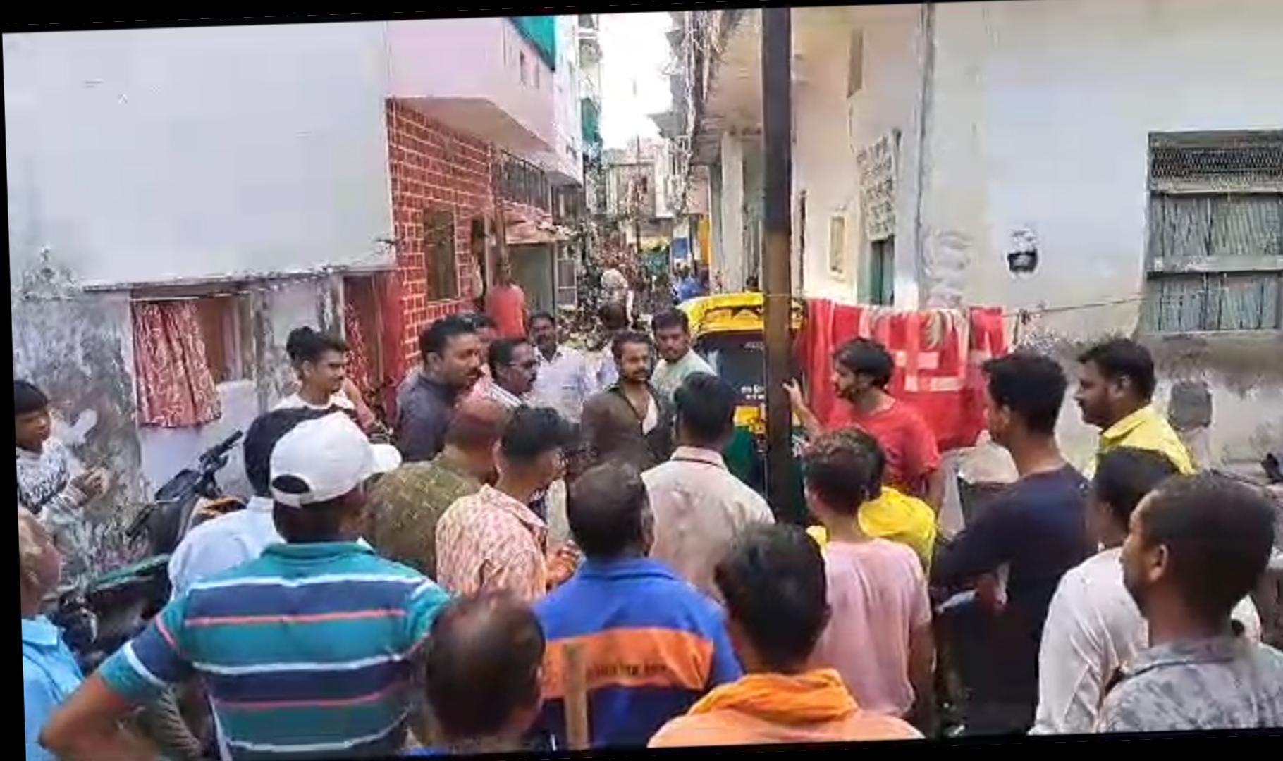 “कचरा वाहन संग्रहण की  समझाइश देने वाले सफाई दरोगा के साथ अभद्र व्यवहार मारपीट” देखें