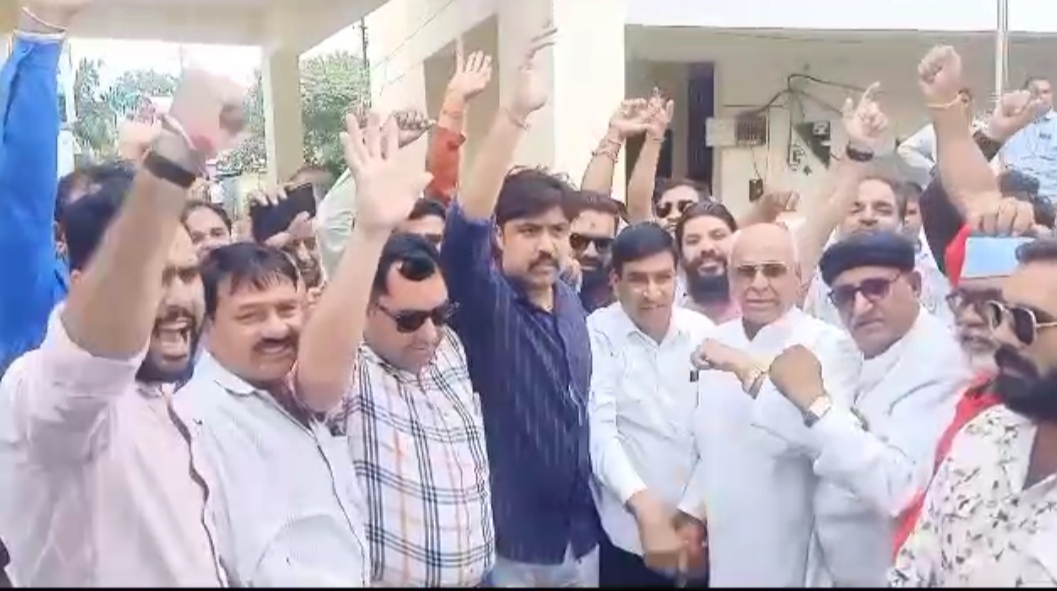 “अब पूर्व विधायक दीपक जोशी के खिलाफ खाती समाज पदाधिकारी ने दिया एसपी को ज्ञापन, कार्यवाही नहीं होने पर उग्र आंदोलन की दी चेतावनी” देखें