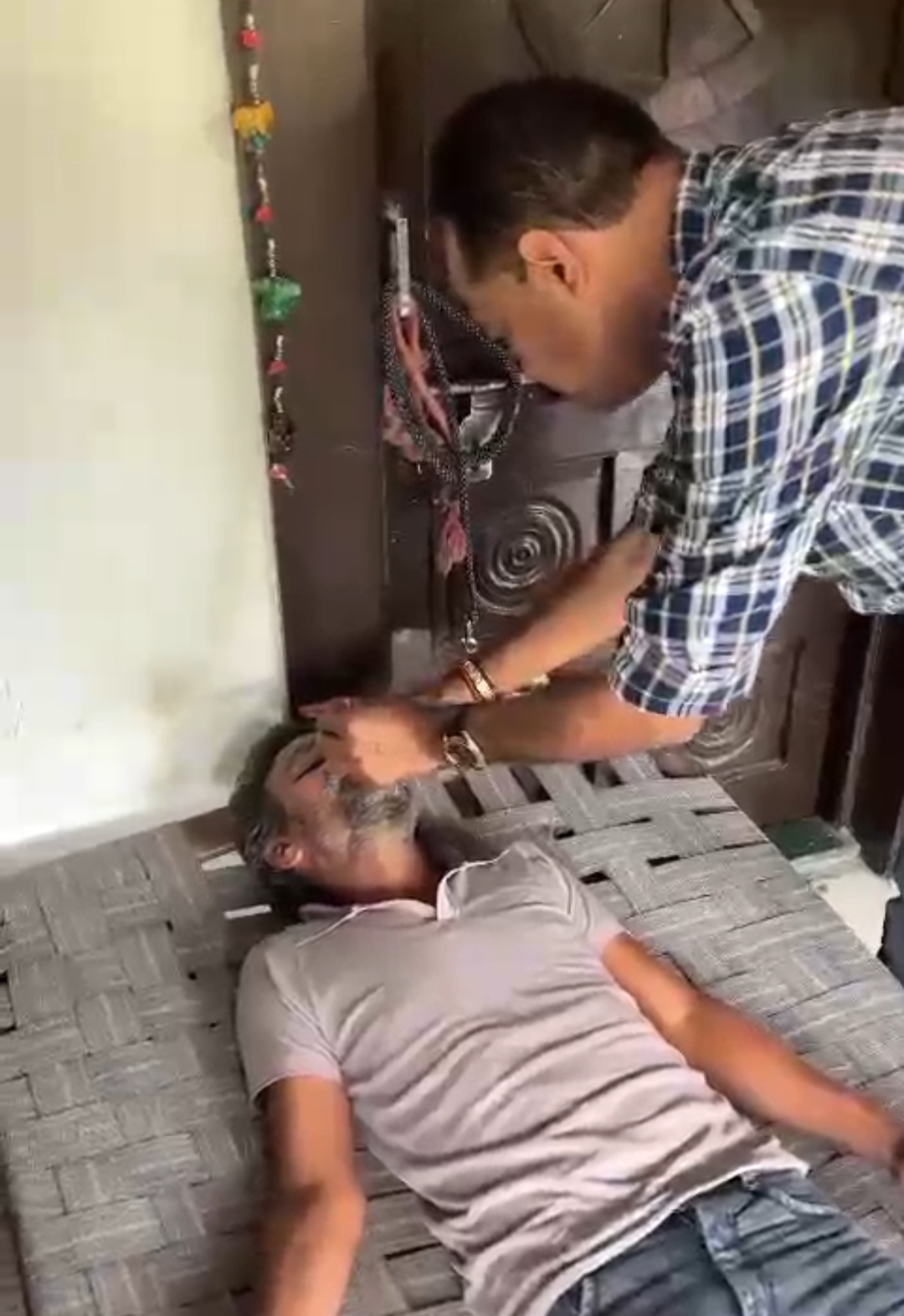 “दो बूंद  दवाई का चमत्कार और पीलिया जैसी बीमारी का रोगी हो जाता है ठीक, देवास में यहां दूसरी पीढ़ी कर रही निशुल्क उपचार” देखें