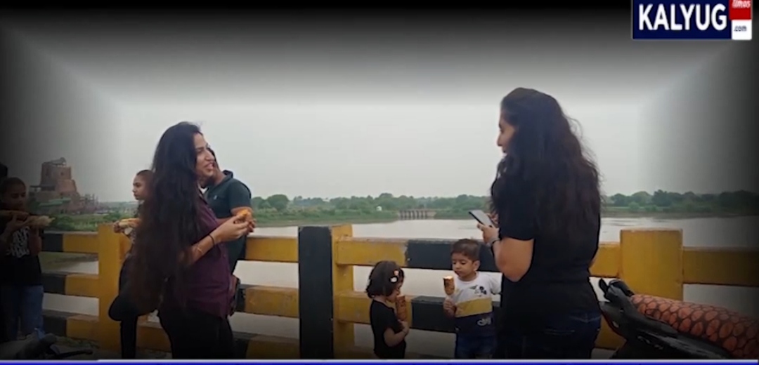 “नीचे कल कल बहती नदी और ऊपर गरमा गरम भुट्टे के स्वाद का मजा , तो चले आइये यहां बदल गया हे नजारा” देखें