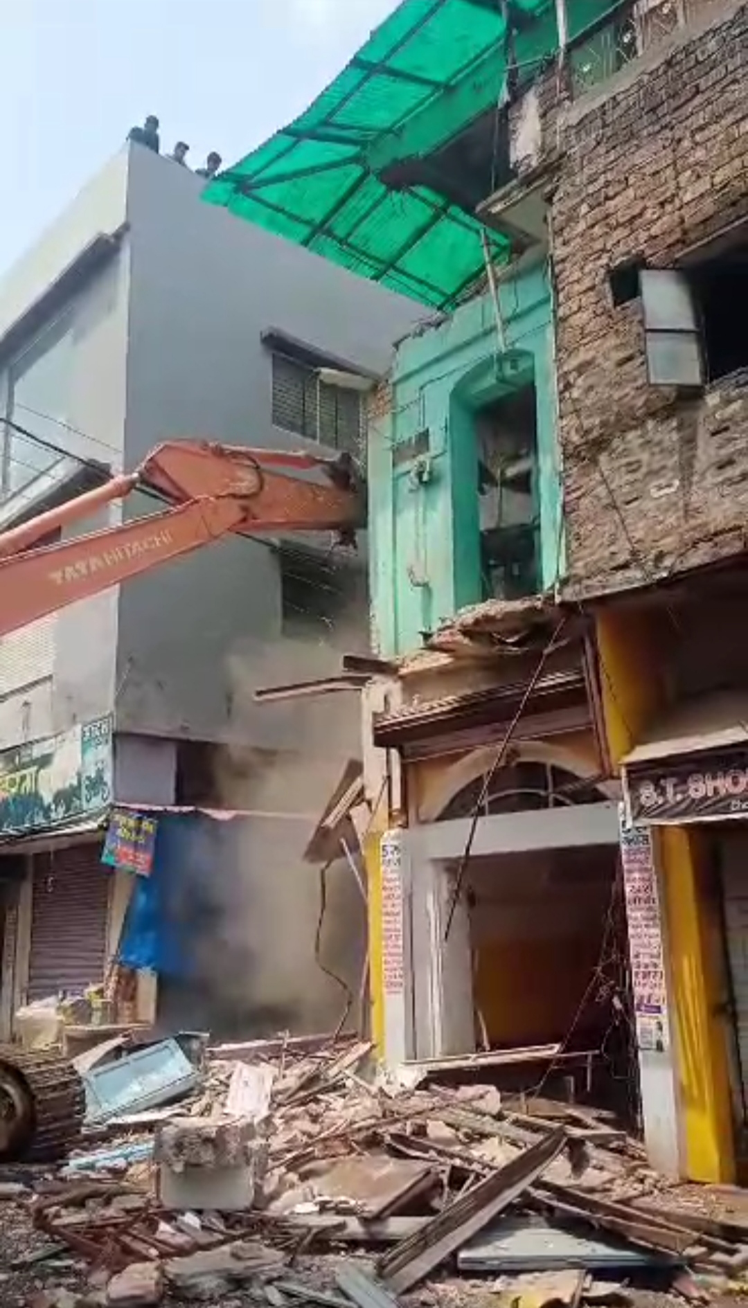 “महाकाल की सवारी पर निकलने वाली यात्रा पर  थूकने वाले आरोपी के घर पर चला बुलडोजर” देखें