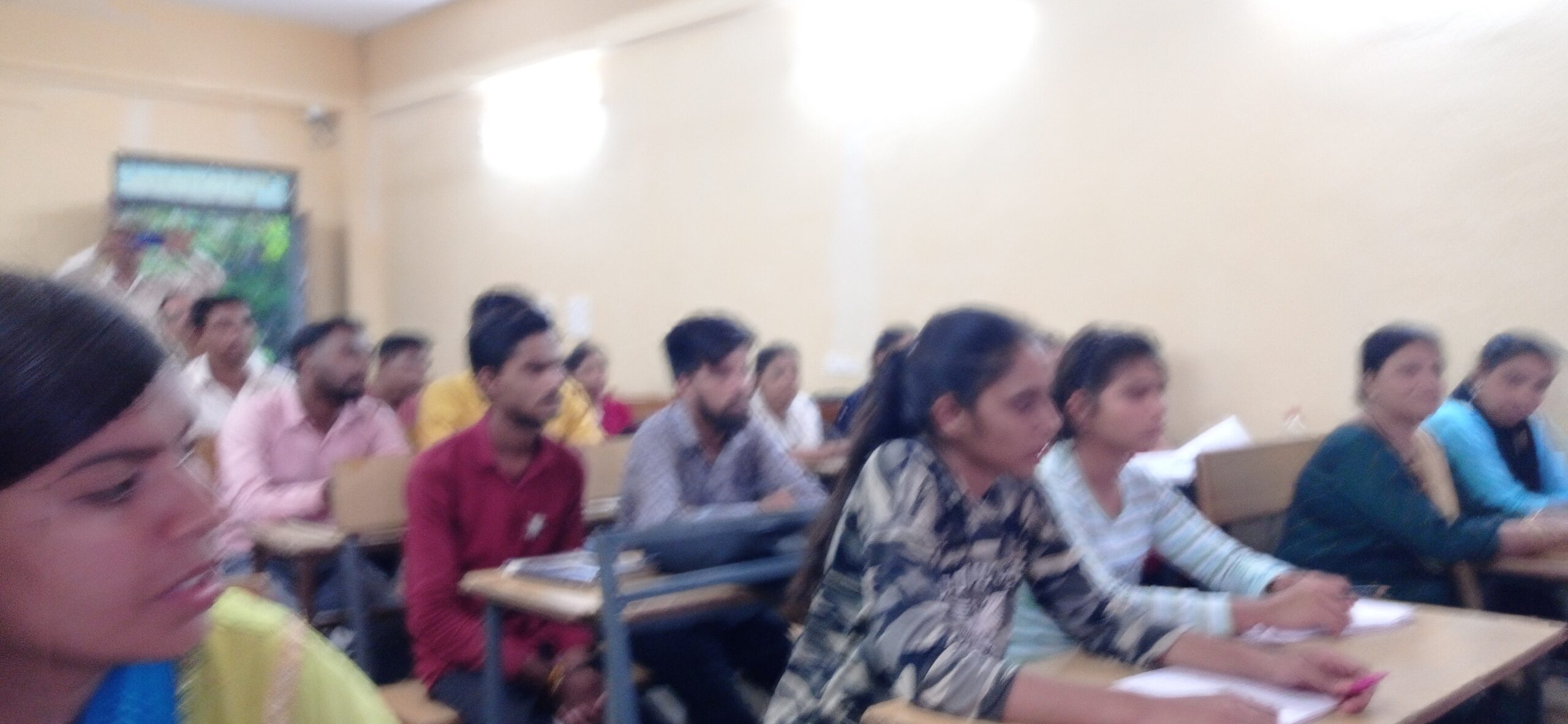 “यहां जिले के वरिष्ठ न्यायाधीश ले रहे बच्चों की क्लास और दे  रहे सफलता के मूल मंत्र” देखें