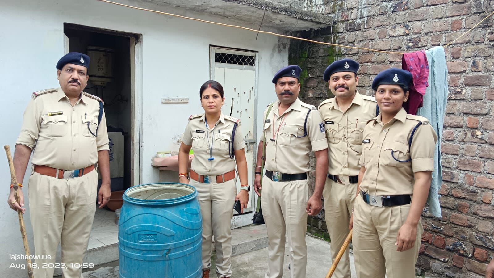 पथराव करने वाले अपराधियों से भी नही रुका आबकारी विभाग का अमला ,दबंगता के साथ भारी मात्रा में अवैध शराब के ठिकानों पर की कार्यवाही