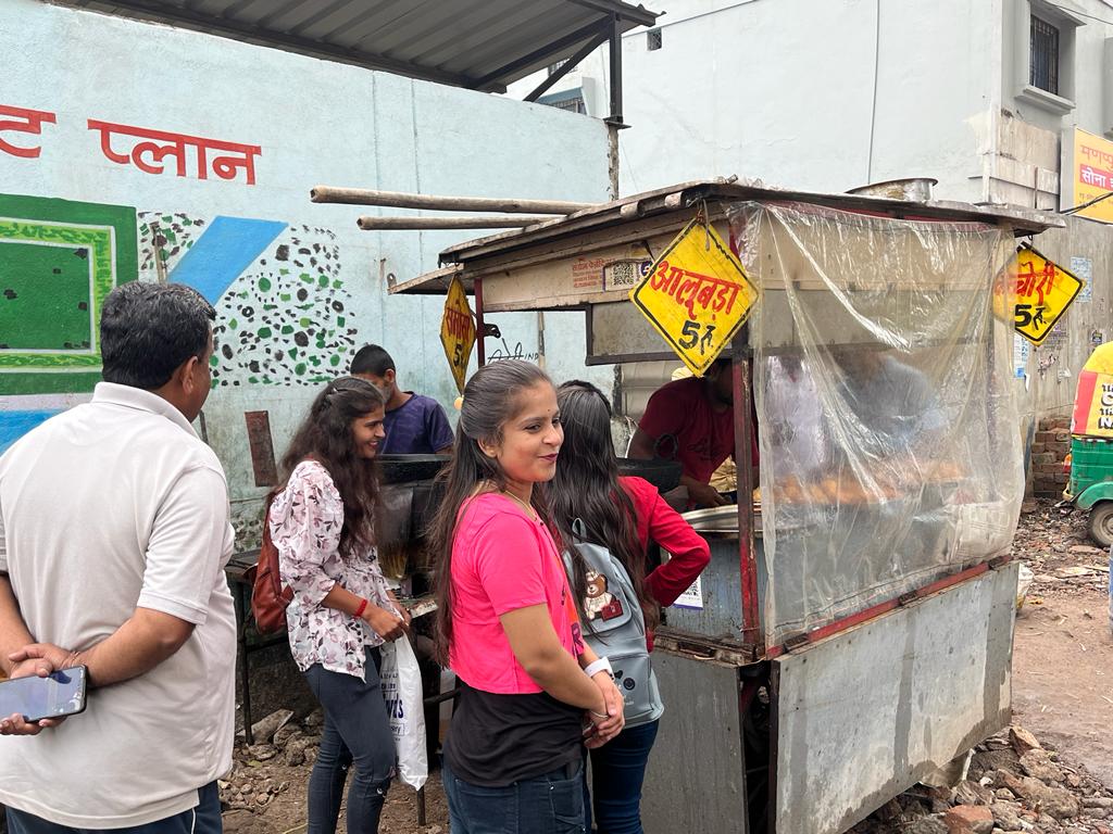 महंगाई के दौर में भी मात्र 5 रुपए में मिलता है यहां स्वादिष्ट नाश्ता , देखिए एक परिश्रमी व्यक्ति की ठेले की………