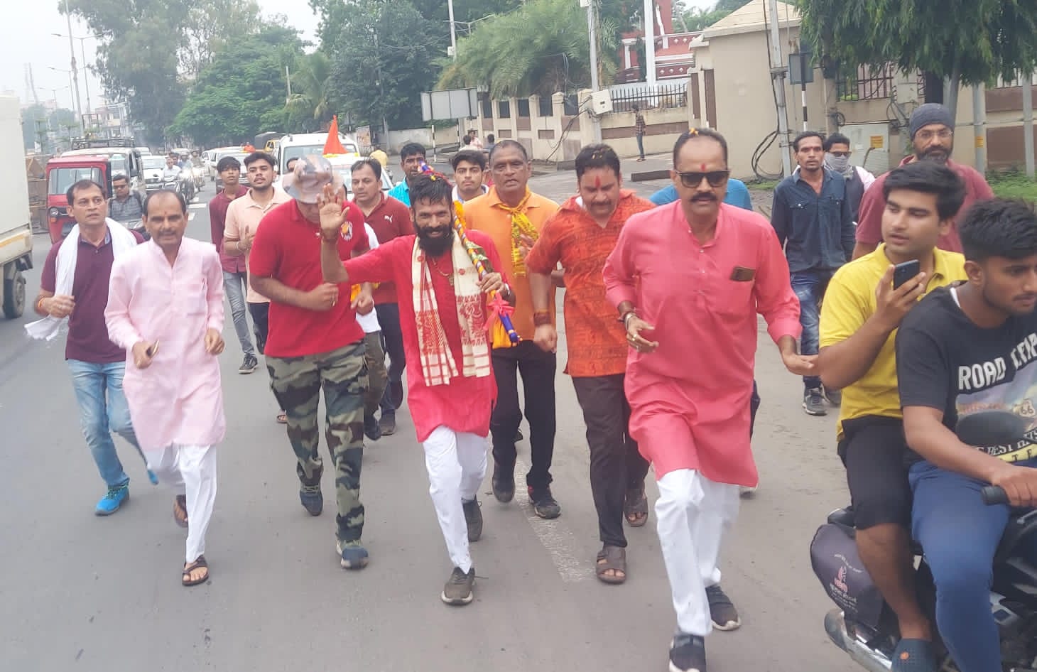 योग गुरु ने 42 किमी दौड़कर कावड़ यात्रा पूरी कर महादेव का किया जलाभिषेक …