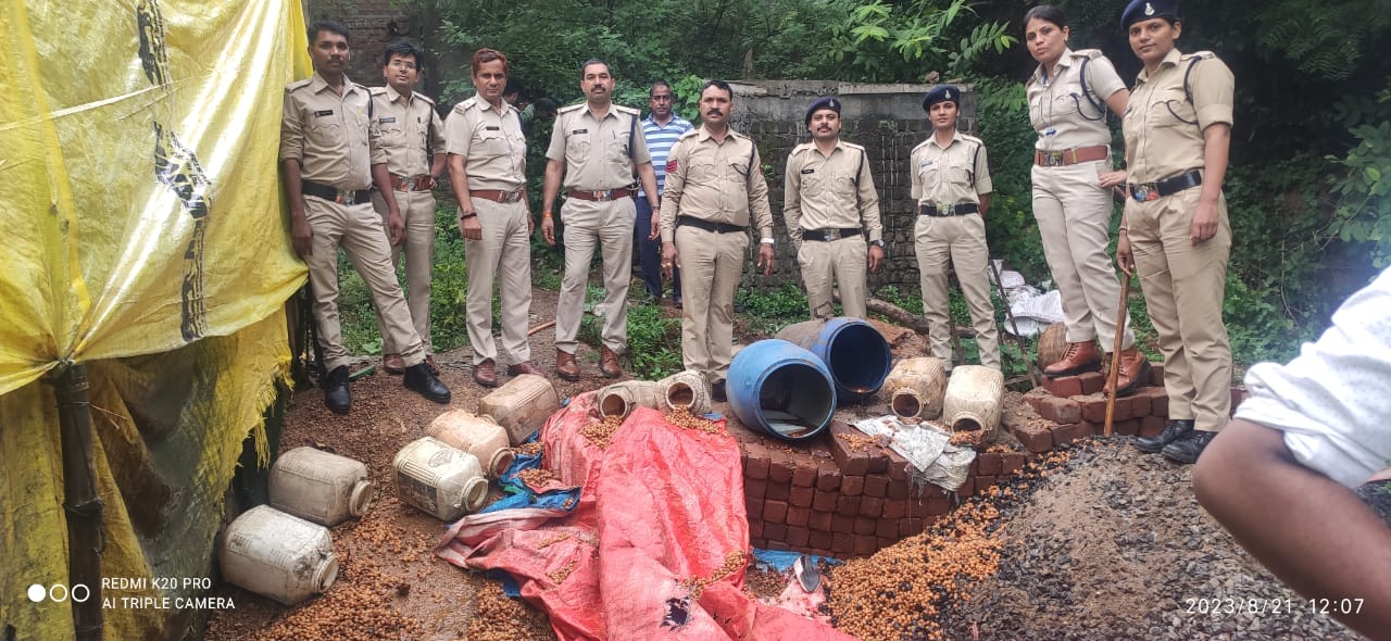 आबकारी विभाग की  दूरस्थ ग्रामीण क्षेत्र में भारी मात्रा में अवैध शराब जप्त