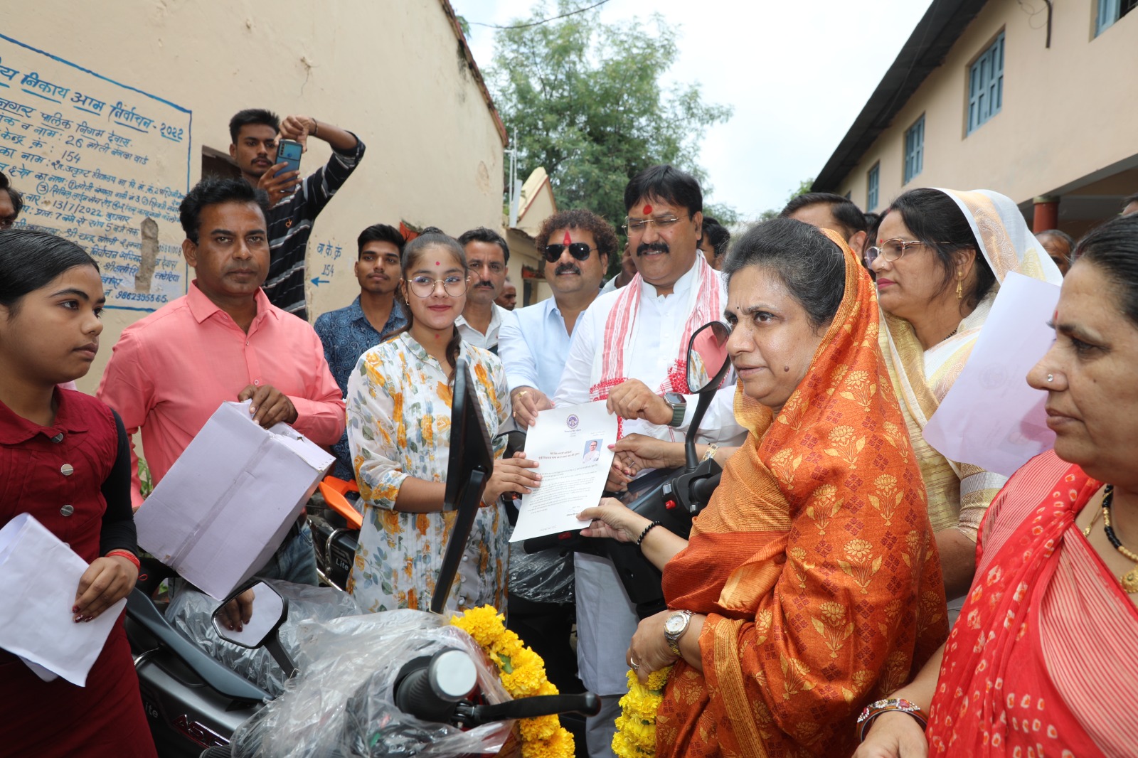 हायर सेकेंडरी में प्रथम आने वाले छात्र छात्राओं को विधायक और पदाधिकारी ने किया निशुल्क ई- स्कूटी वितरण उत्कृष्ट विद्यालय मे