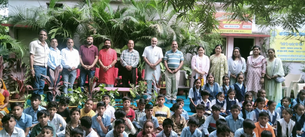 विद्यार्थियों की सहायता सबसे बड़ा पुण्य कार्य है